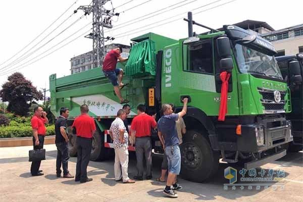 客戶體驗(yàn)上汽紅巖城市智能渣土車(chē)