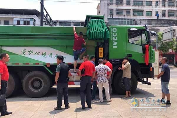 客戶體驗(yàn)上汽紅巖城市智能渣土車(chē)