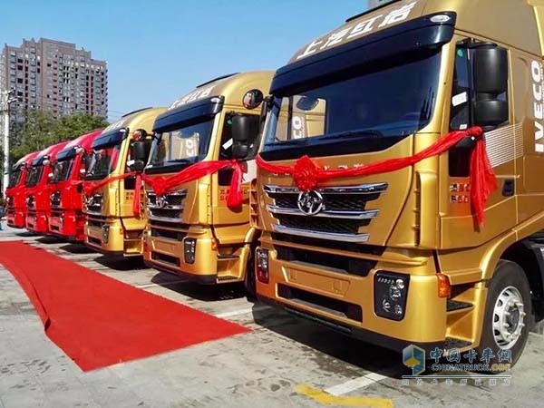 第一款智能網(wǎng)聯(lián)6×6全驅(qū)大件運輸車