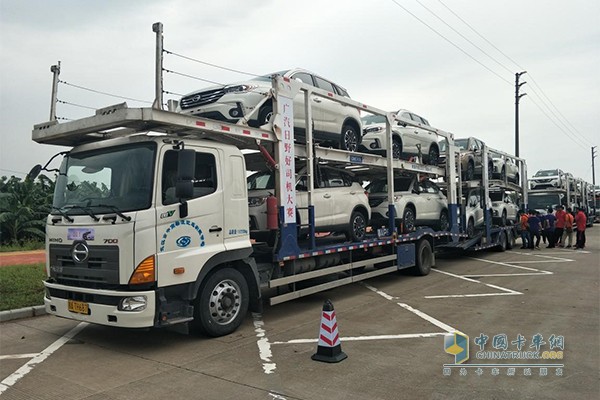 廣汽日野700系列4X2中置軸轎運(yùn)車(chē)