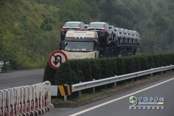 不合格轎運(yùn)車(chē)無(wú)法上高速