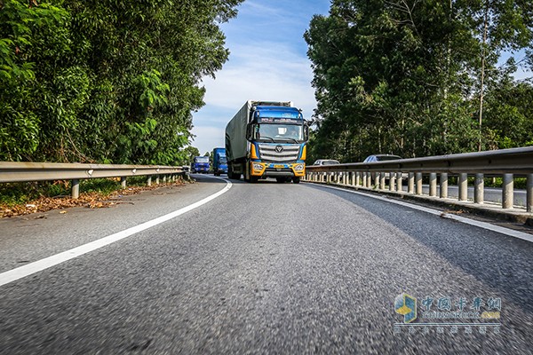 正在進(jìn)行道路實(shí)況賽的歐曼EST超級(jí)卡車(chē)