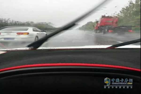 阜陽服務站派車冒大雨緊急配送零件