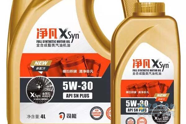 凈凡XSyn? SN PLUS 全合成酯類汽油機(jī)油  　　凈凡XSyn?是司能石化專家團(tuán)隊(duì)研發(fā)的新一代汽機(jī)油產(chǎn)品，符合并超越美國及歐盟最新技術(shù)規(guī)范，添加酯類基礎(chǔ)油及司能專有納米級碳基抗磨減磨劑，更好保護(hù)渦輪增壓缸內(nèi)直噴(TGDI)發(fā)動(dòng)機(jī)，為