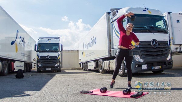 奔馳卡車女司機(jī)Cristiane在空地上健身