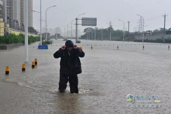 臺(tái)風(fēng)入侵粵海造成交通不便