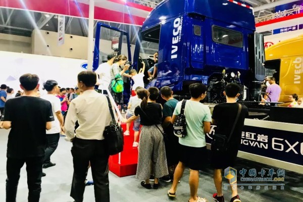 智能網(wǎng)聯(lián)6×6全驅(qū)大件運輸車