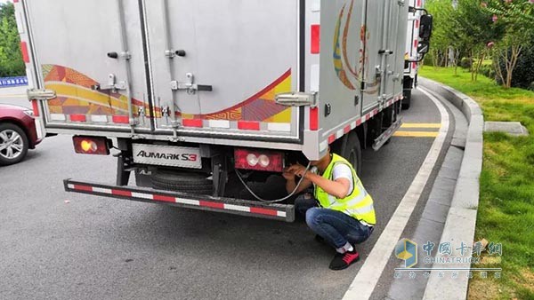 環(huán)中國-歐馬可物流保障車隊跟車服務人員例行檢查車輛