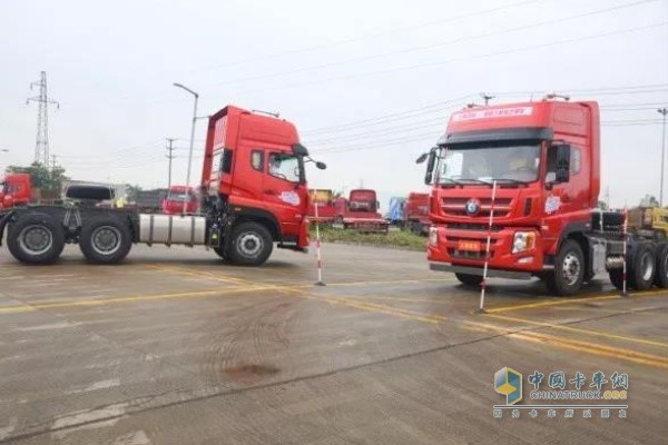 威武霸氣的“王牌汽車”緩緩駛向指定位置