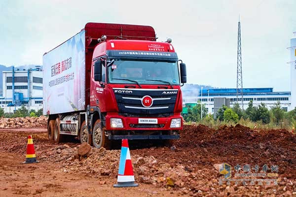 歐曼GTL自卸車進(jìn)行泥濘道路測試