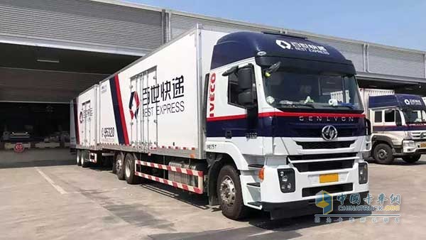 紅巖杰獅C500中置軸貨運(yùn)列車