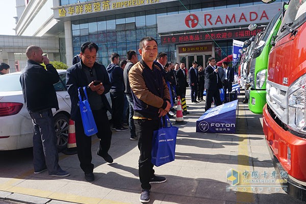 用戶紛紛參觀展車并試乘瑞沃ES5