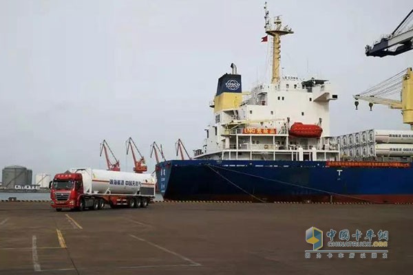 中國重汽豪沃、豪瀚LNG運(yùn)輸車