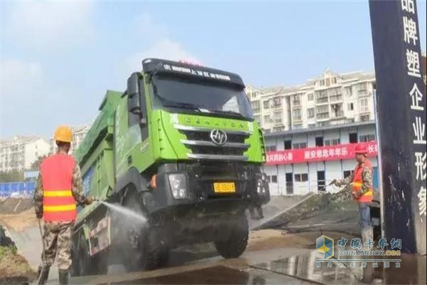 四川綿陽(yáng)安州的工地上，新型紅巖智能渣土車已在“服役”。