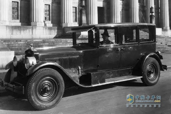 北美帕卡德(Packard)柴油轎車搭載康明斯U型發(fā)動機