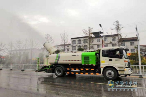 臨湘市來(lái)了個(gè)巨型降霾除塵“神器”