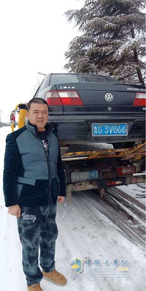 成功拖車后，郭先生與救援車輛合影(資料圖)