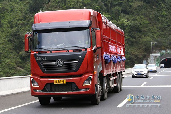 天龍KL裝車，車貨總重33噸