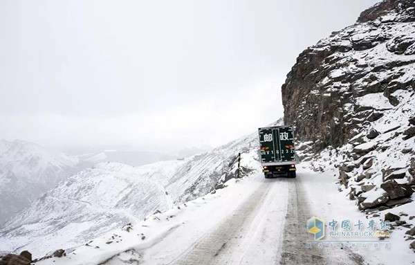 其美多吉駕駛郵車行駛在雀兒山狹窄險峻的山路上