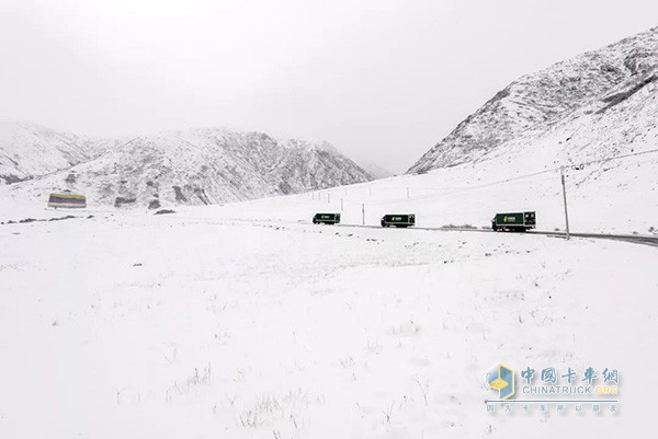 其美多吉與同事堅守崗位駕駛郵車行進(jìn)在茫茫大雪中