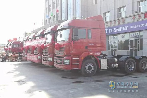 本次交付的10輛軒德康明斯3系6x4牽引車(chē)