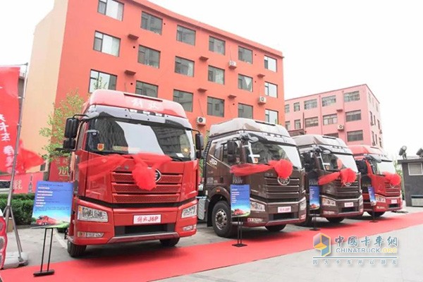 一汽解放新J6P 6×4 LNG牽引車