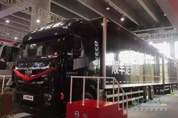 上汽紅巖中置軸貨運列車