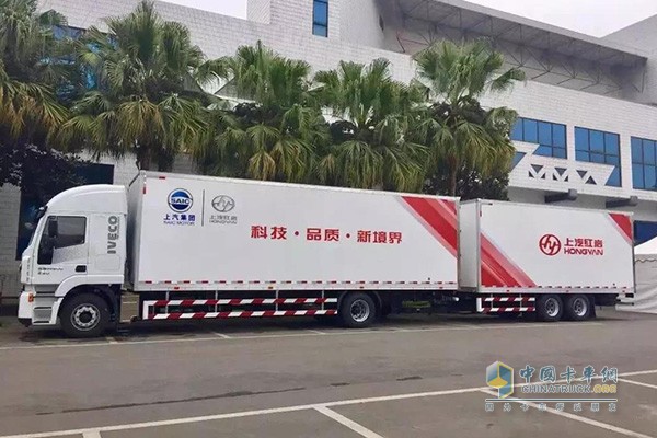 上汽紅巖杰獅C500中置軸貨運(yùn)列車