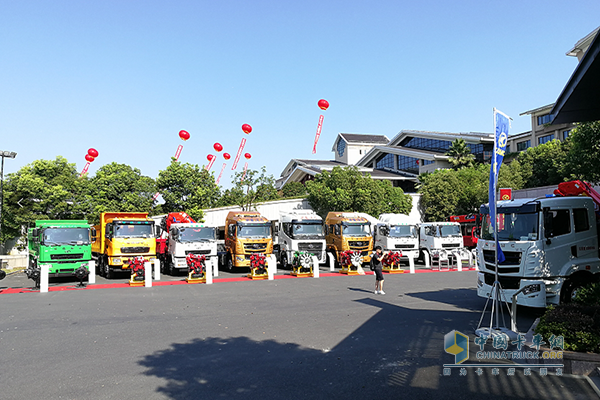 華菱星馬2019年中商務(wù)年會展車區(qū)