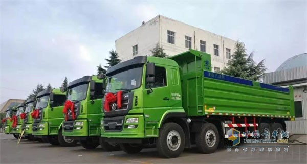 軒德8×4輕量化自卸車批量交付活動