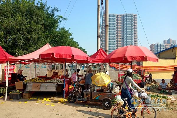 福田祥菱保定市南二環(huán)外的北大冉村露天菜市場