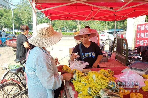 福田祥菱楊姐可是水果行當(dāng)資深銷售精英，這位買主選擇以現(xiàn)金支付