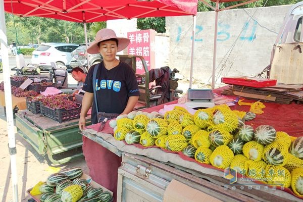 福田祥菱楊姐所在的菜市場，攤位管理費(fèi)每天3元一米，可分季度交付