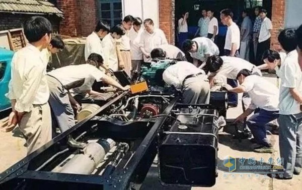 1990年，江淮第一臺HFC6700系列底盤研制成功