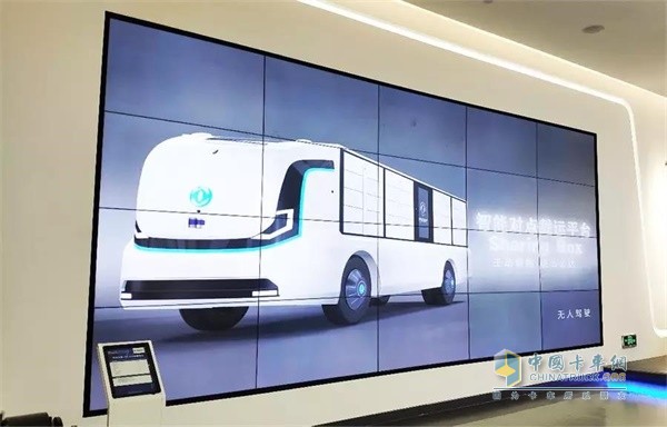 示范區(qū)展廳里播放的東風(fēng)輕型車(chē)EV350智能支線物流平臺(tái)與Sharing Box智能對(duì)點(diǎn)載運(yùn)平臺(tái)功能展示視頻