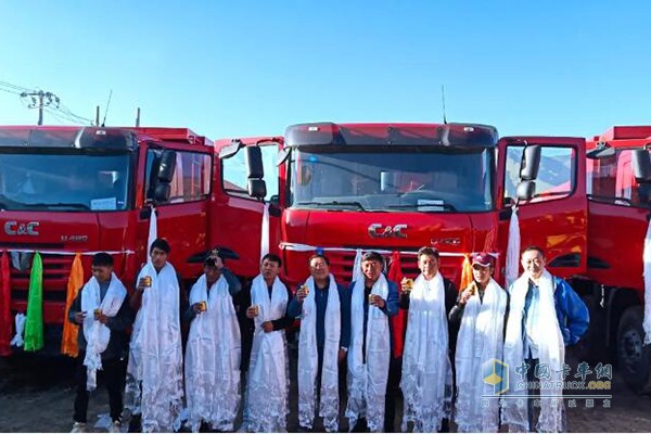 西藏用戶與配備YC6K發(fā)動機聯(lián)合卡車工程自卸車合影