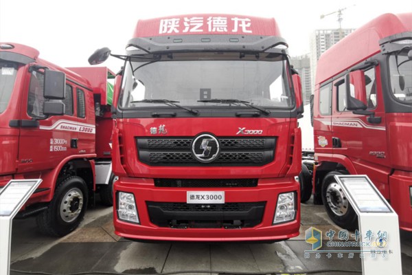 德龍X3000綠通版8X4載貨車，搭載濰柴WP10H發(fā)動機(jī)，400馬力輸出，1900N·m最大扭矩，同樣是空氣懸架配置;