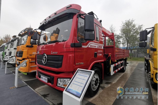 德龍L3000隨車起重運(yùn)輸車，搭載濰柴WP6H國六發(fā)動機(jī)，最大功率245馬力，最大扭矩1100N·m;