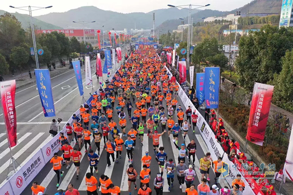 現(xiàn)場近萬名參賽選手一齊奔跑的畫面形成一道亮麗的風(fēng)景線