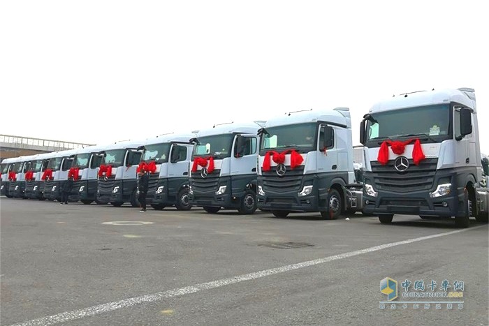 整齊劃一的10臺奔馳新Actros 2645牽引車