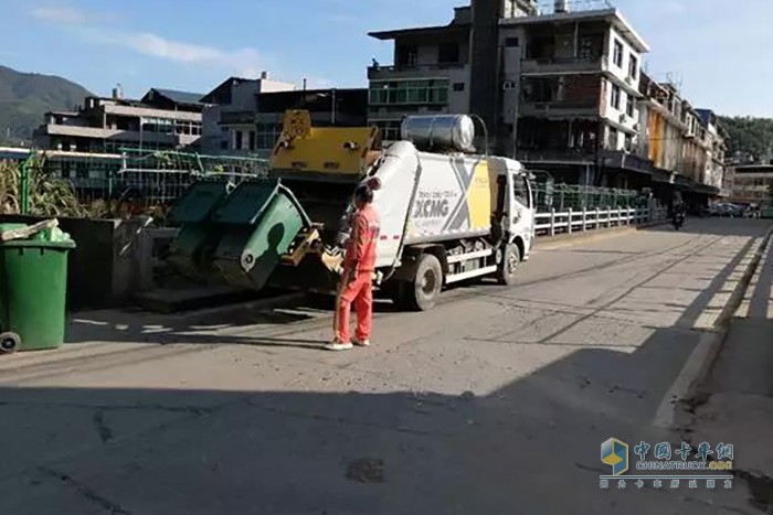 徐工壓縮式垃圾車在福建作業(yè)