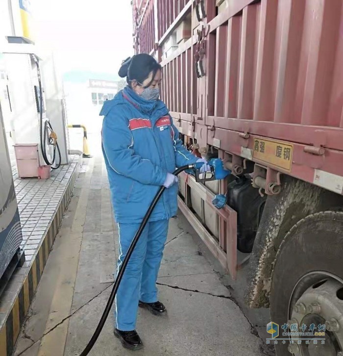 運(yùn)輸支援物資的車輛在河北高速中海油油站免費(fèi)加注可蘭素