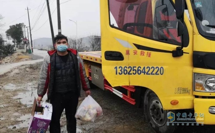 濰柴服務(wù)人員第一時間趕赴車輛受困地，并為司機送去了食物