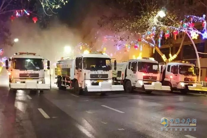 搭載東風(fēng)天錦底盤的霧炮車、灑水車等消毒作業(yè)車輛