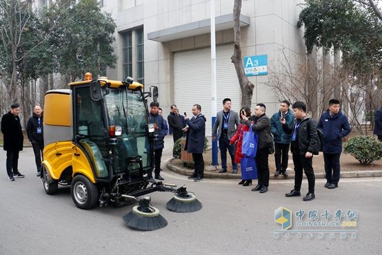 徐工無人駕駛掃路機(jī)路試