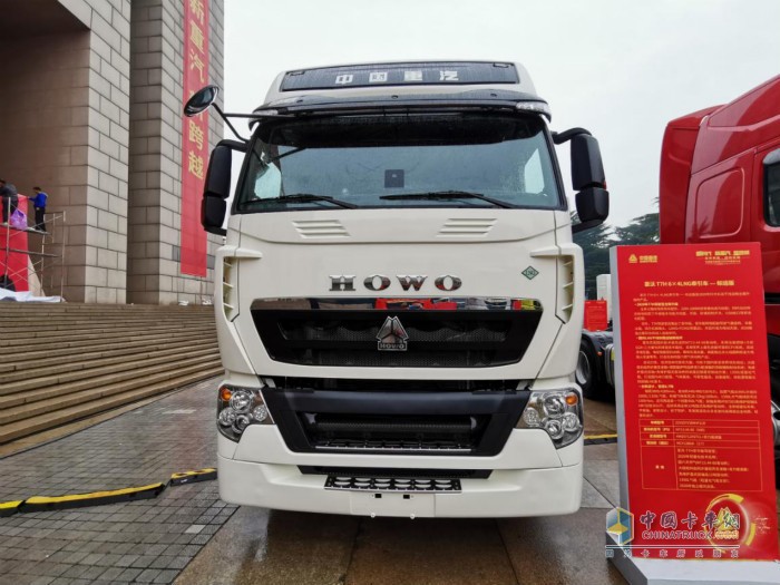 中國(guó)重汽HOWO-T7H LNG 6x4 LNG牽引車