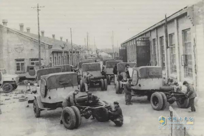 1958年南汽工人在露天裝配汽車(chē)的情景