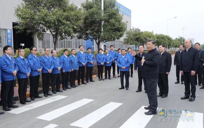 習(xí)近平總書記來到陜西汽車控股集團(tuán)有限公司考察調(diào)研