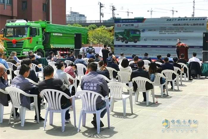 軒德康明斯渣土車的交付儀式