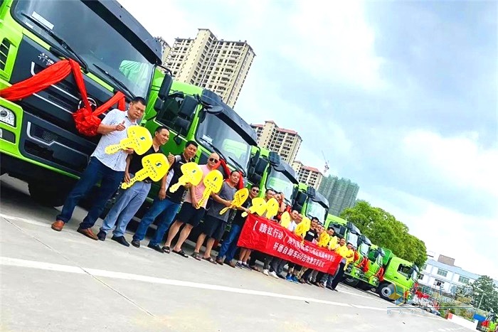 陜汽商用車江西各區(qū)域聯(lián)動舉辦軒德產(chǎn)品交付儀式現(xiàn)場